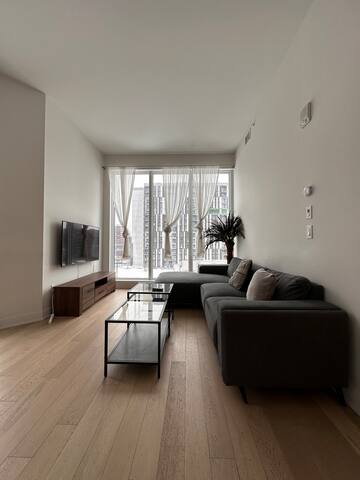 Wonderful unit next Bell Center gallery image 5