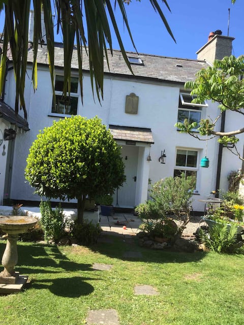 Period garden cottage, dog friendly, EV charger