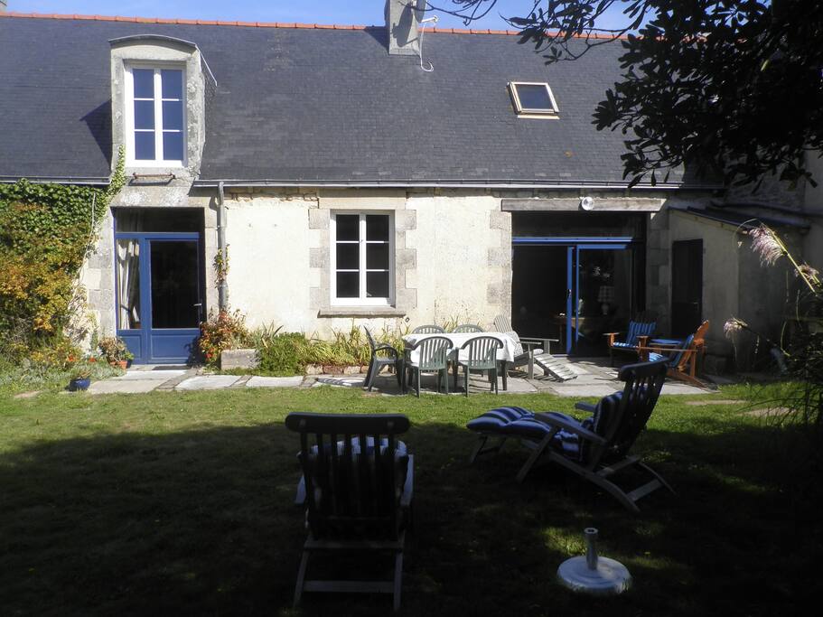 les chaises longues et la terrasse