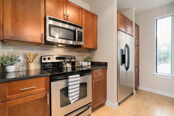 Uptown Upscale, 4 Levels, 2 Car Garage, Balcony gallery image 4