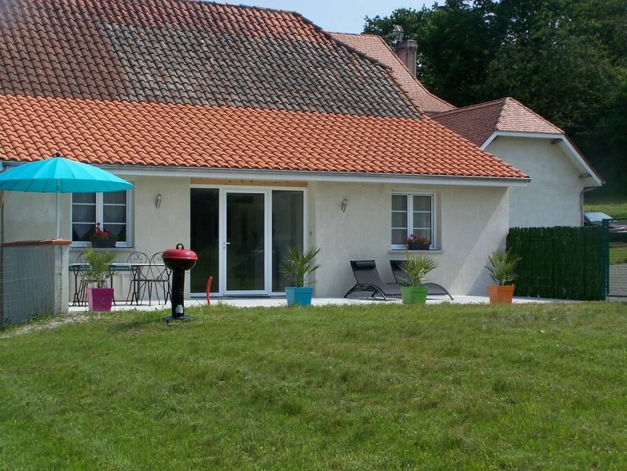 un jardin et une grande terrasse