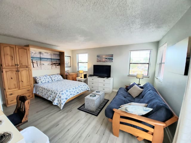 Beautiful studio in paradise, just steps to beach