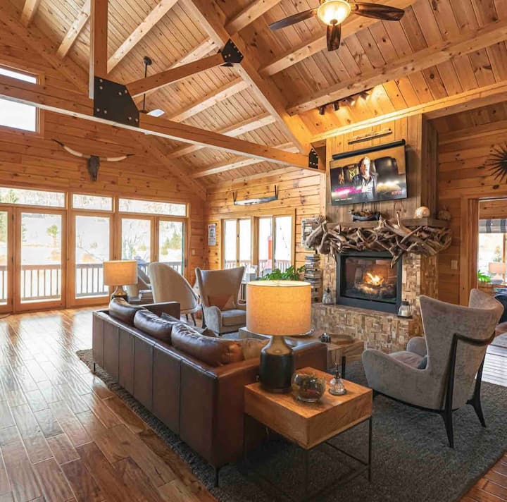 Living room with high back chairs and saddle leather couch 

Picture by https://instagram.com/ethanabitz?igshid=YmMyMTA2M2Y=