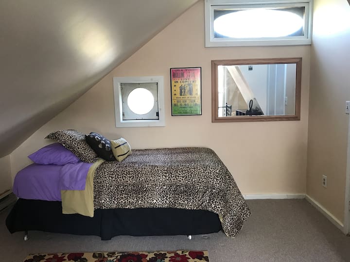 מיטת יחיד לשימוש בעליית גג בחודשים קרירים יותר