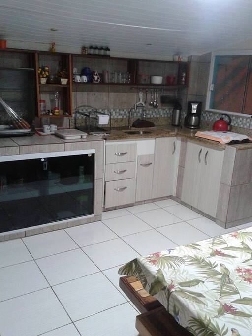 cozinha com churrasqueira elétrica,cafeteira.