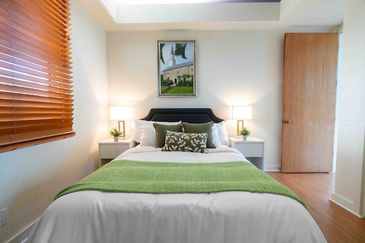 Habitación Oahu: segundo colchón eléctrico firme cama tamaño queen ajustable dentro del dormitorio de abajo con mural.