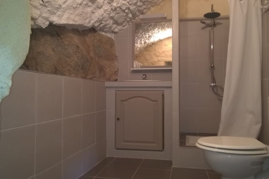 Chambre Paoli
Salle de bain dans la roche