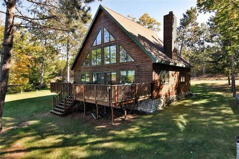 Lakefront cabin, pet friendly!