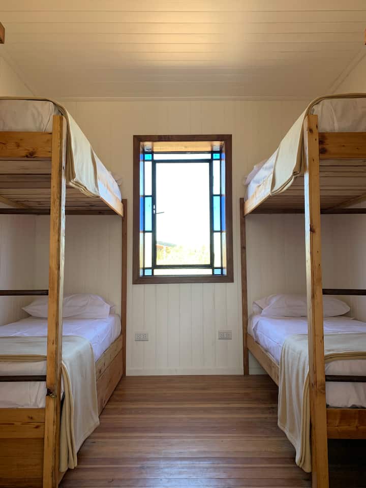 Jedna od tri sobe s krevetima koji se preklapaju.