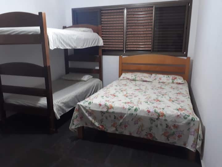 Suite 2. Tiene 1 cama plegable que se puede usar si no quieres dormir en la cama superior. Hay espacio para armarlo frente a las camas.