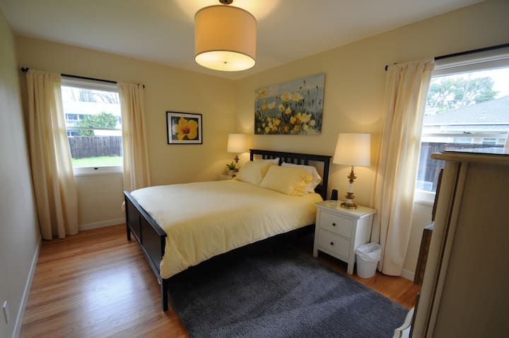 Dormitorio 2 con cama tamaño queen, TAMBIÉN CONOCIDA COMO habitación amarilla 