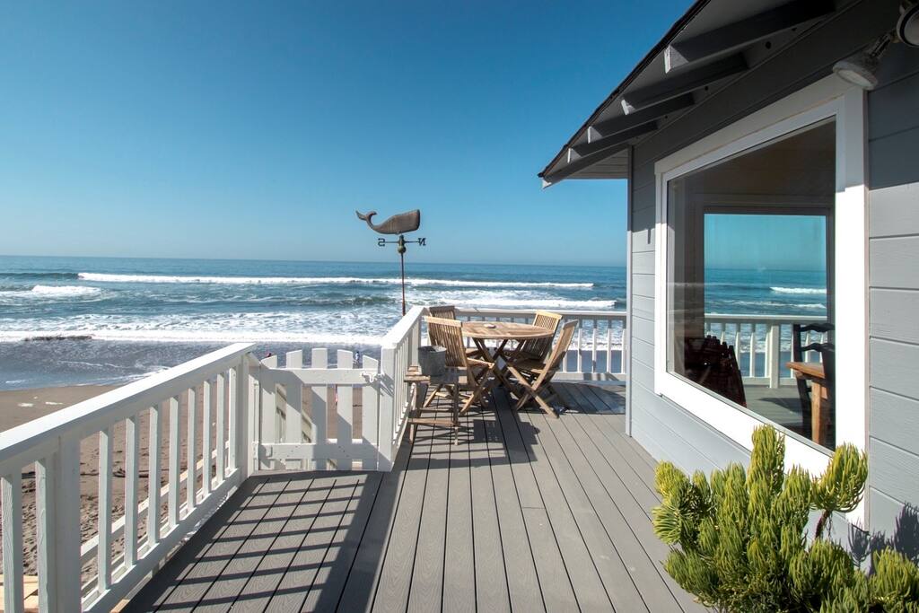 36+ The Beach House (Beach House #1) Background