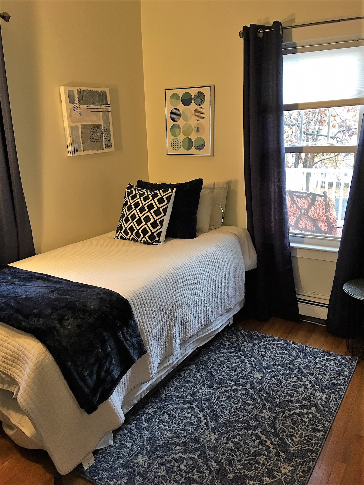 Spálňa na prvom poschodí má dvojlôžkovú posuvnú posteľ (druhá posteľ je pod ňou a je potrebné ju vytiahnuť). 