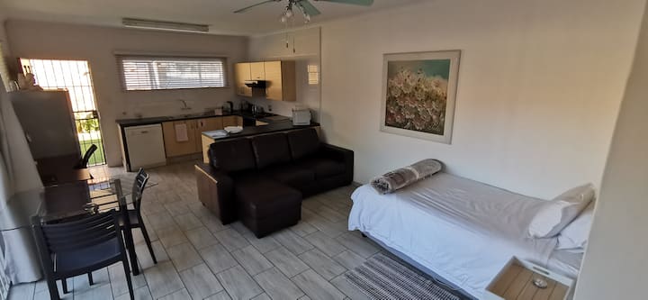 House On Mystere (75m2)-or Tambo(9km) - Kempton Park