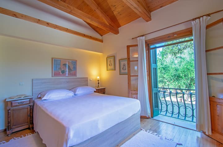 Bedroom 1 - Master Bedroom, situated on the first floor with access to the bathroom with bathtub, Double bed, air conditioning, TV, closet