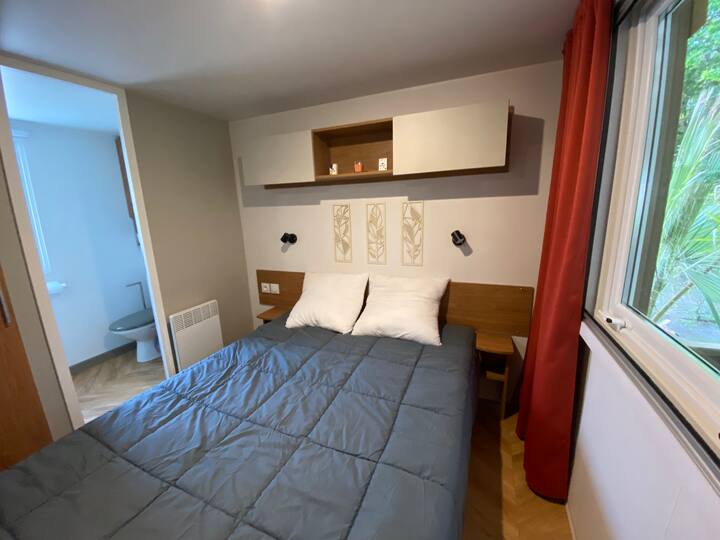 Dormitorio para padres con baño privado.