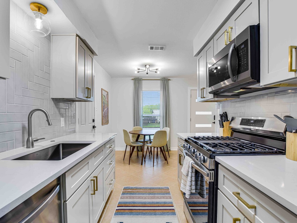 Modern Southwestern 2BR near SoCo