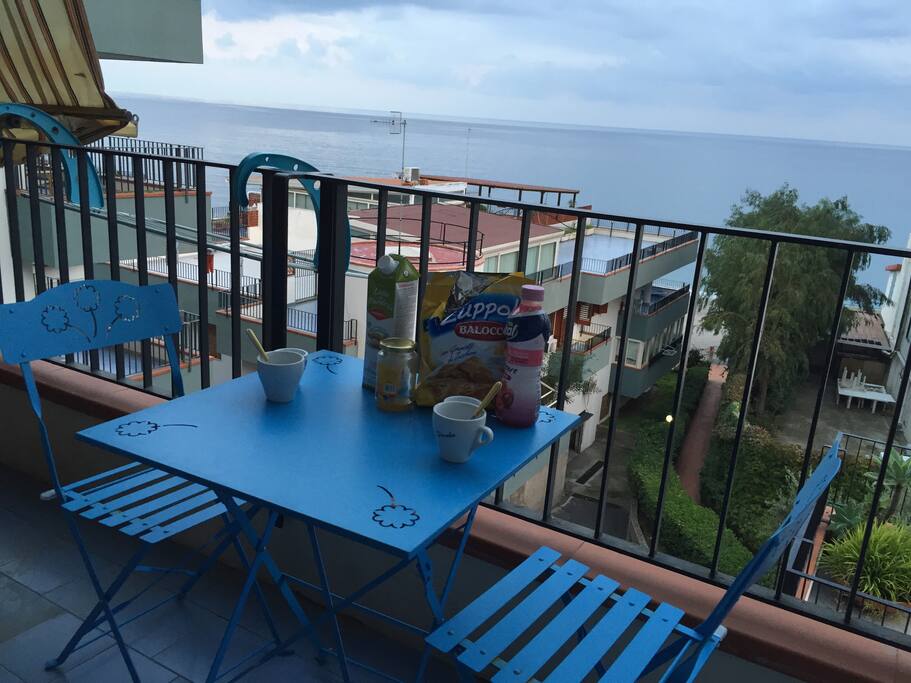 Pochi metri dal mare..e una vista meravigliosa!
Few metres from the beach..and an amazing view!