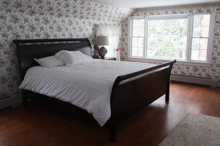 Hlavná spálňa s jednou manželskou posteľou King.