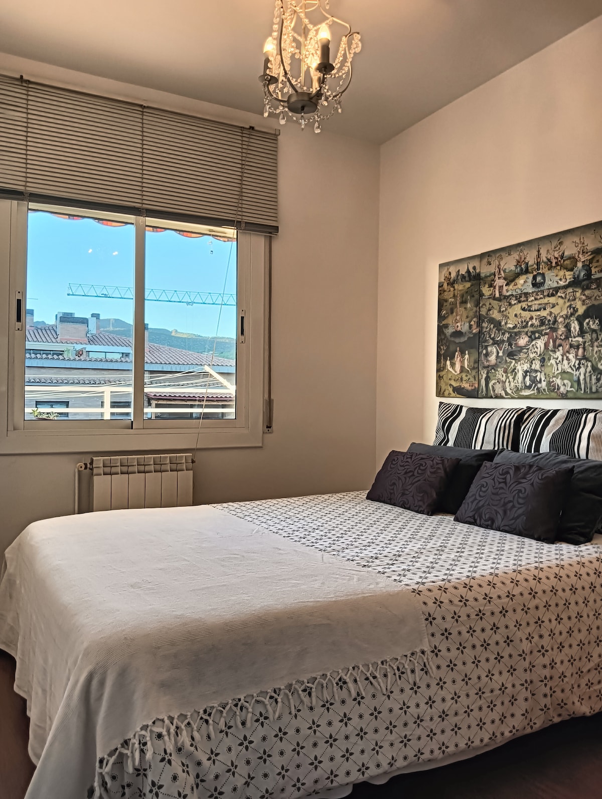 Chumba cha kulala chenye mwonekano mzuri wa mlima. 