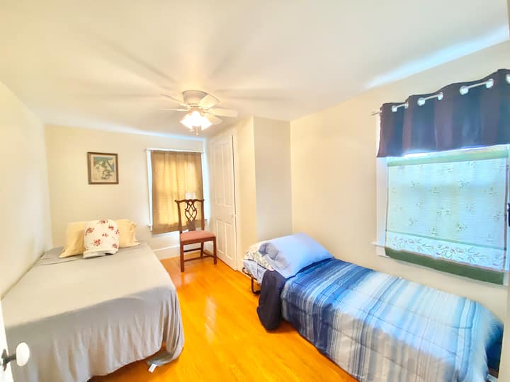 1 samostatná posteľ s 6-palcovou pamäťovou penou na dvojitej kovovej základni a 1 skladacia posteľ s matracom