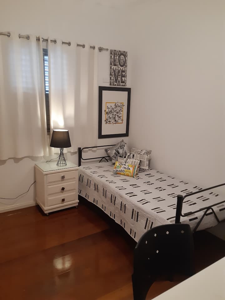 Suite accogliente e super ariosa. Con un bagno privato per l'ospite. Ampio armadio. Con scrivania e sedia. Tutto arredato!