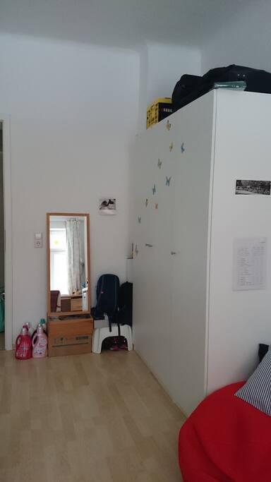 Kleiderschrank und Spiegel