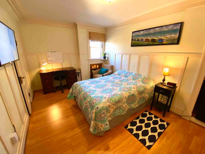 חדר השינה עם מיטה בגודל מלא