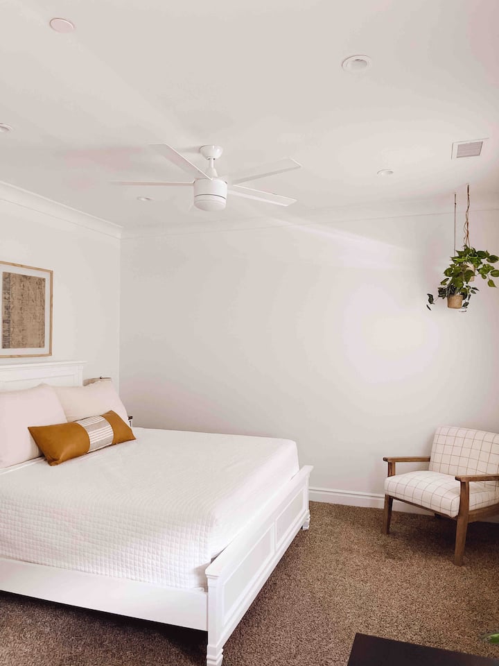 Cette chambre dispose d'un magnifique lit king size, d'un grand choix d'oreillers et est composée de draps doux et de qualité pour le plaisir de vos voyageurs !