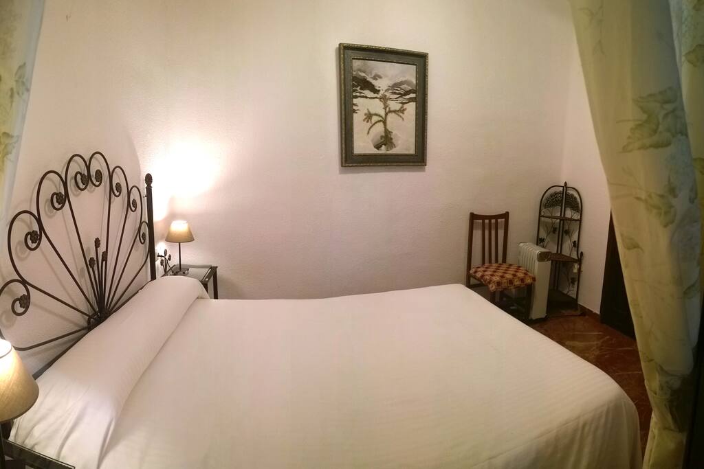 Foto de la habitación desde la ventana que da a la galería