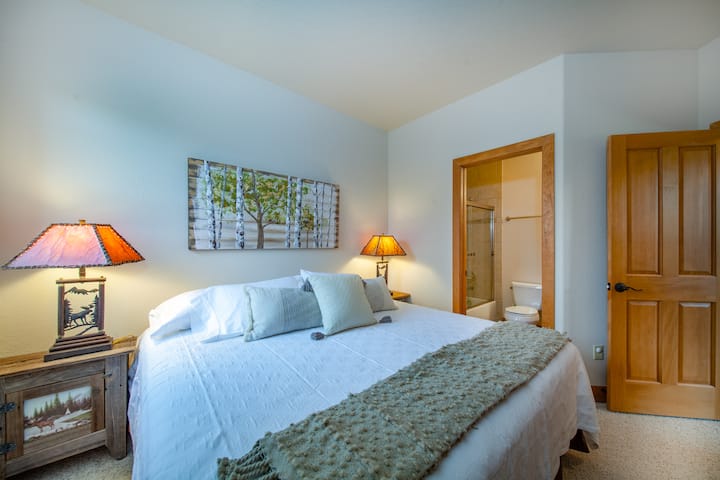 卧室配有加大双人床和独立卫生间