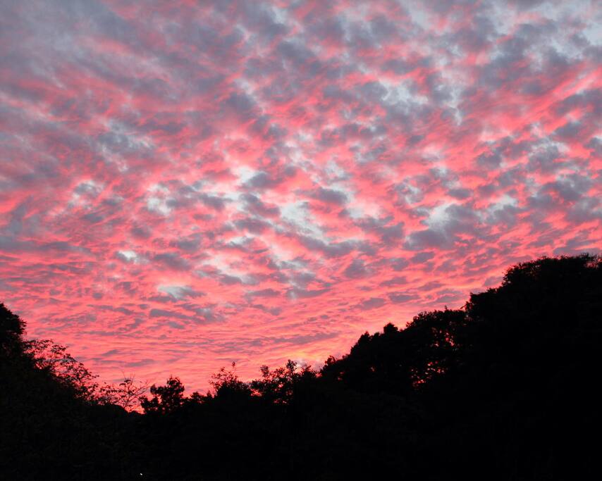 You can see a wonderful sunset from here./ここから素晴らしい夕焼けもみられます。