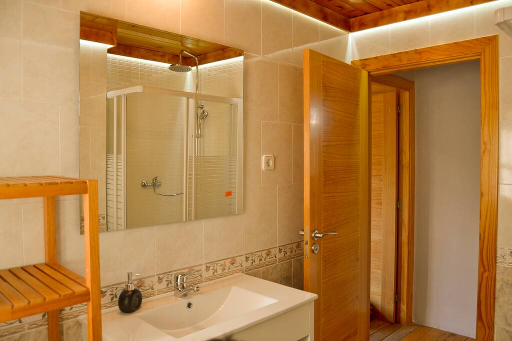 Baño completamente reformado e iluminado.