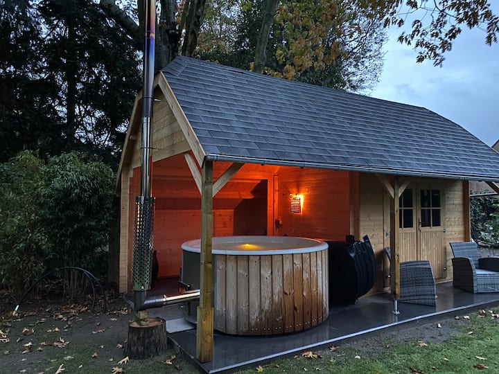Hottub staat vanaf heden een eindje verder in de tuin onder een houten overkapping, meer privacy, comfort en ruimte om te ontspannen... ideaal net voor het slapengaan of s’morgens rustig mee ontwaken... 38 a 40C met houtkachel.