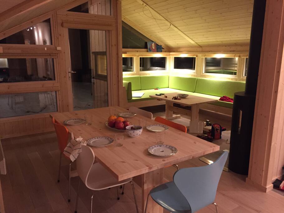 Spisebord mot sofagruppe