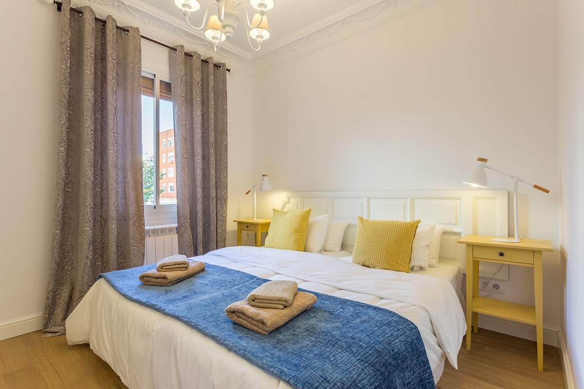 Bedroom 1: wardrobe, two single beds, bedside tables with lamps, window with built-in blinds. A heating.
Bedroom 2: wardrobe, two beds. Heating.