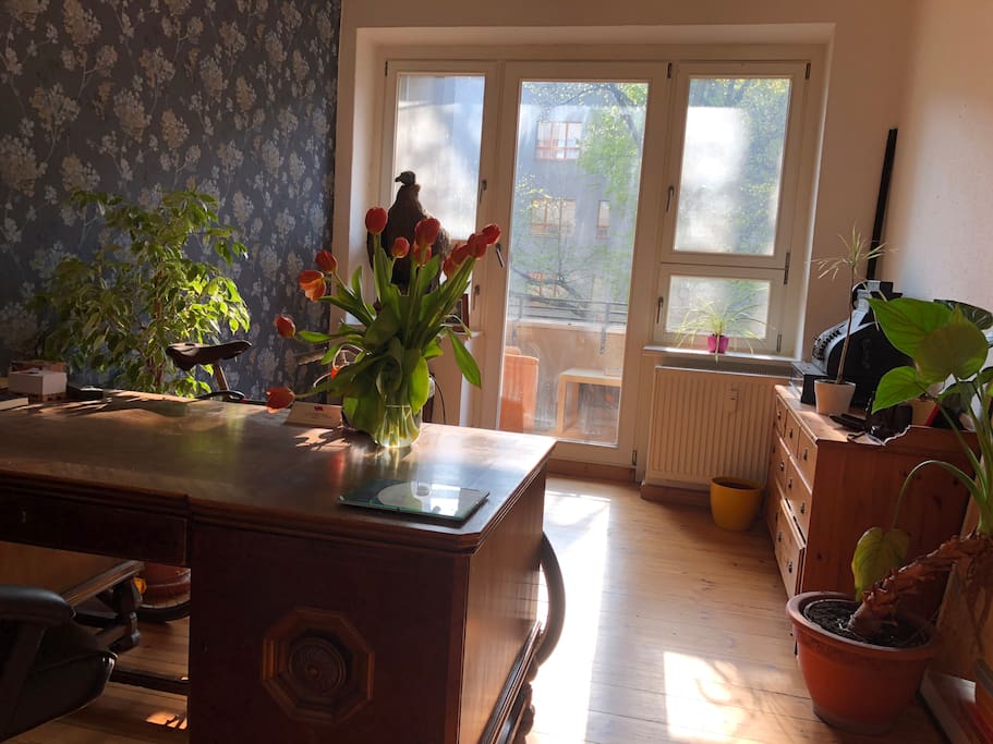 Arbeitszimmer mit Blick auf Balkon | Study and balcony