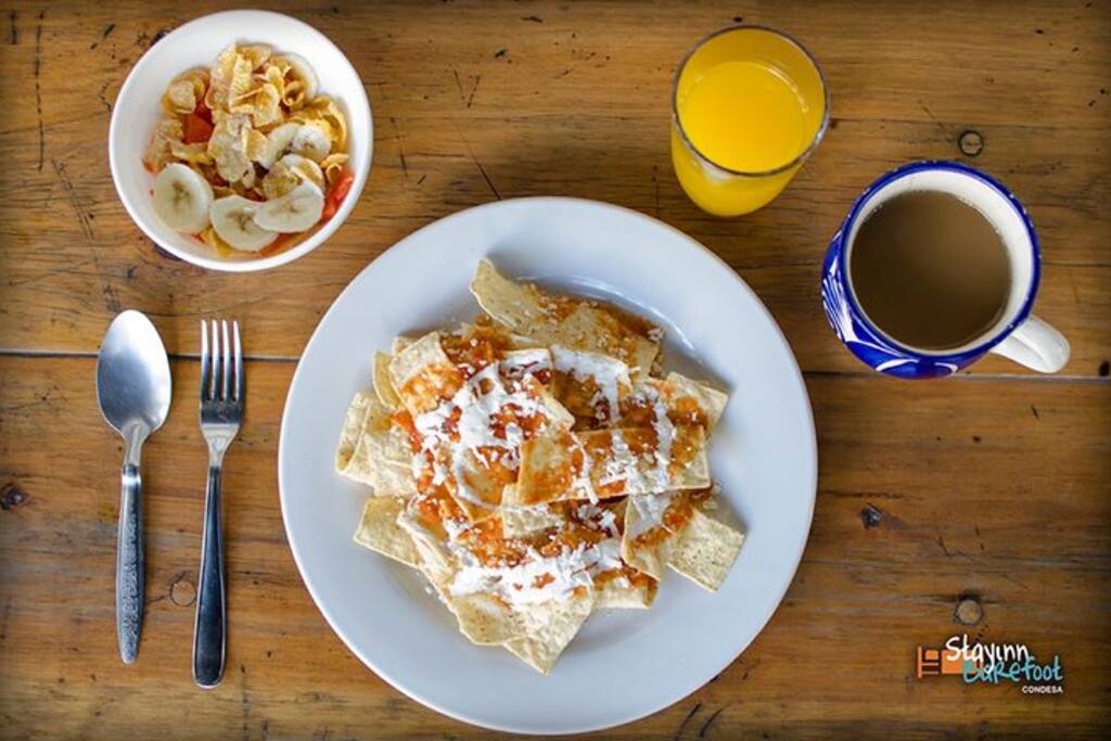 El desayuno esta incluido. Café, jugo, fruta, cereal y cada día un plato fuerte diferente.