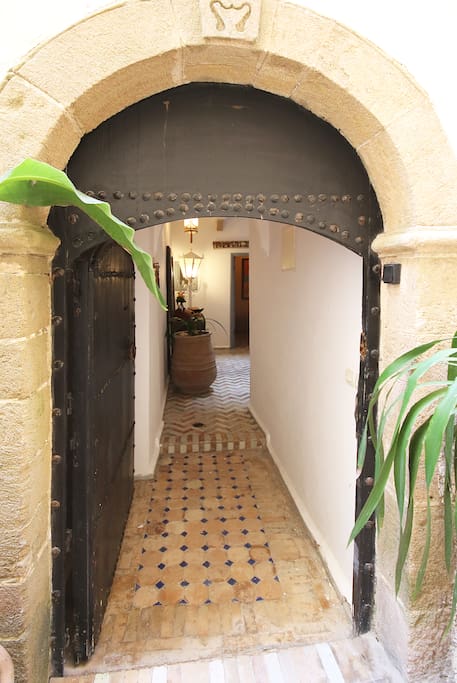 Entrance gate