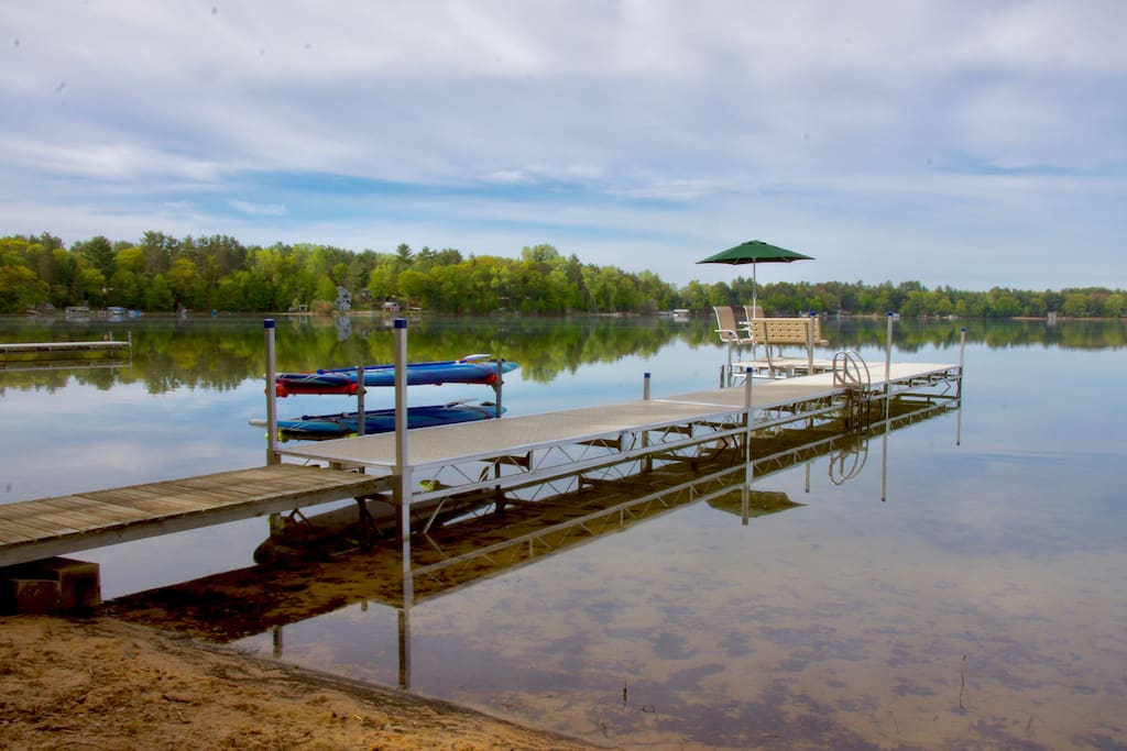 Crystal clear water, brand new dock, and 2 paddle boards.