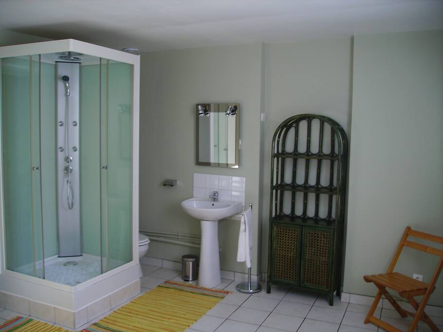 Grande salle de bain très lumineuse.
