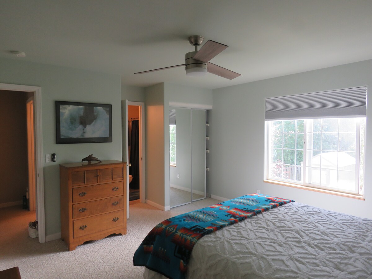 主卧楼上标准双人床-请注意卫生间的门