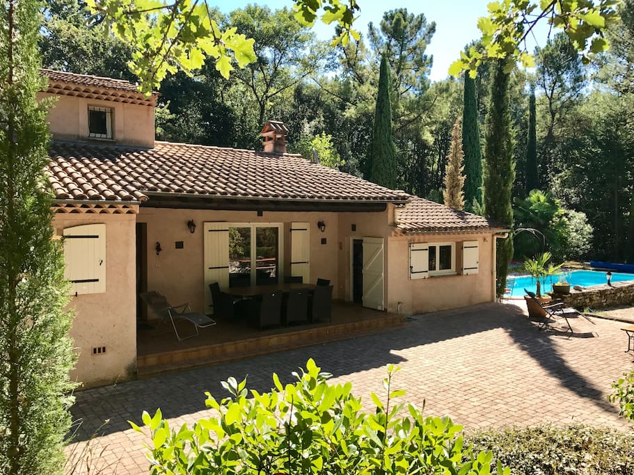 Vue de la maison avec la piscine