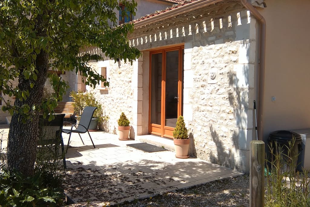 It is a ground floor apartment with independent entrance and its own terrace.
A peaceful spot to relax.