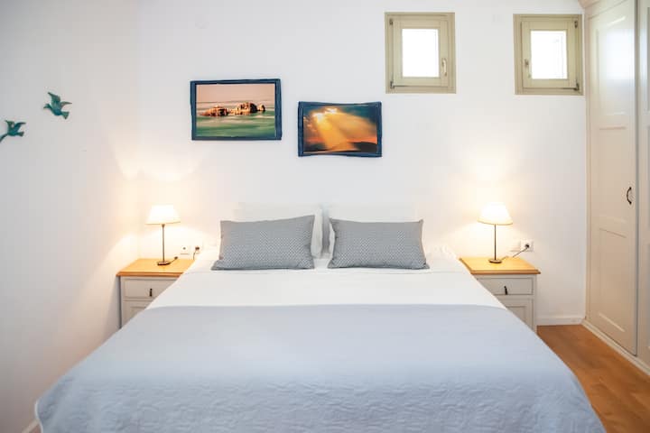 Mojawapo ya vyumba vya kulala vya chini vya ghorofa vilivyoinuliwa.