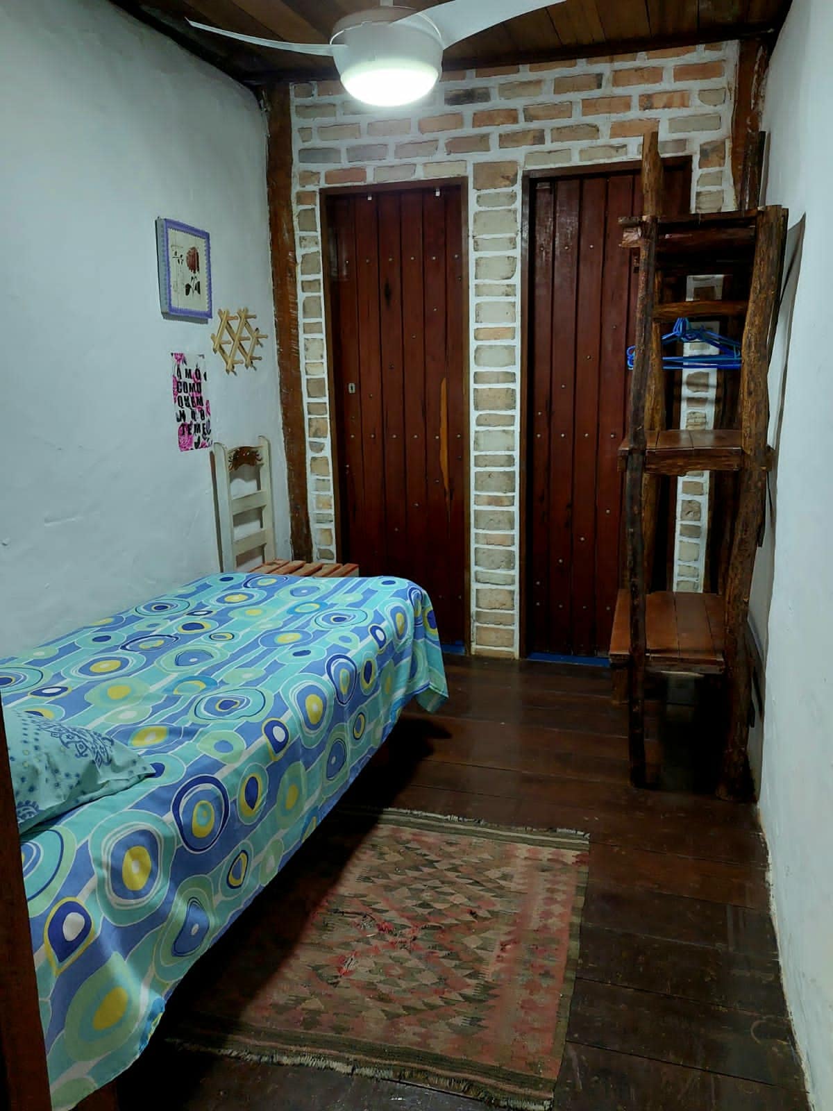 A naša jednokrevetna soba, puna šarma, stropni ventilator s daljinskim upravljačem, ormar i udobnost do te mjere!