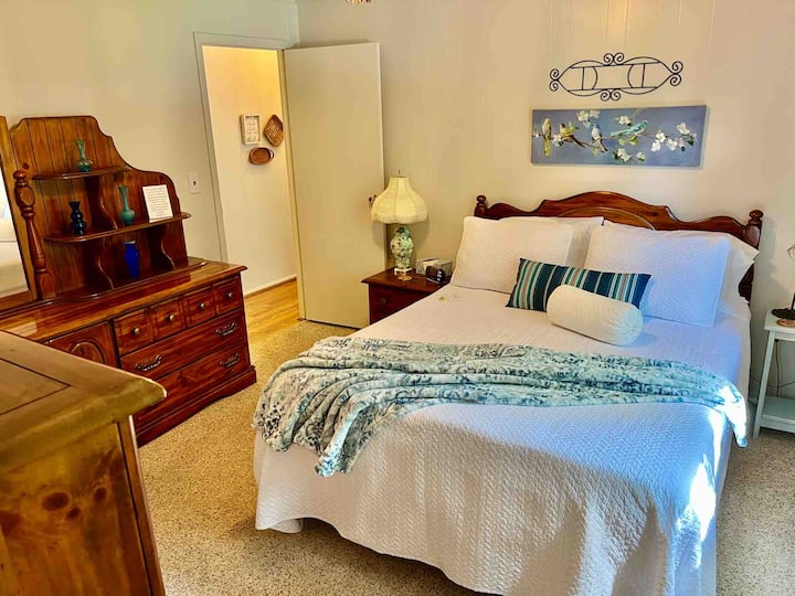 
تعال واستمتع بنوم هادئ وهادئ ومريح في غرفتنا الساحرة مع أثاث خشبي دافئ وبياضات بيضاء واضحة ولمسات زرقاء مهدئة. مثالية لعطلتك الريفية.​​​​​​​​​​​​​​​​