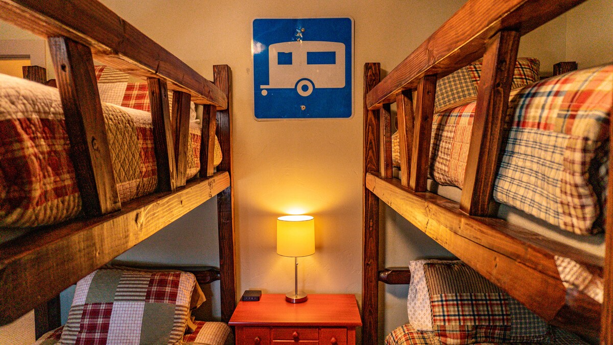 ห้องสองชั้นเป็นสถานที่แฮงค์เอาท์ที่อบอุ่นสำหรับเพื่อนหรือครอบครัว!