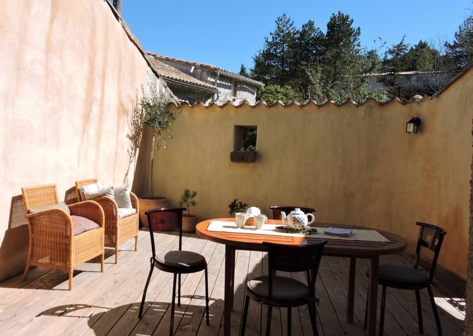 Terrasse tropézienne, intimité, bois, soleil