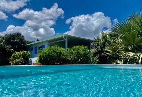 Air-conditioned villa with pool near beach